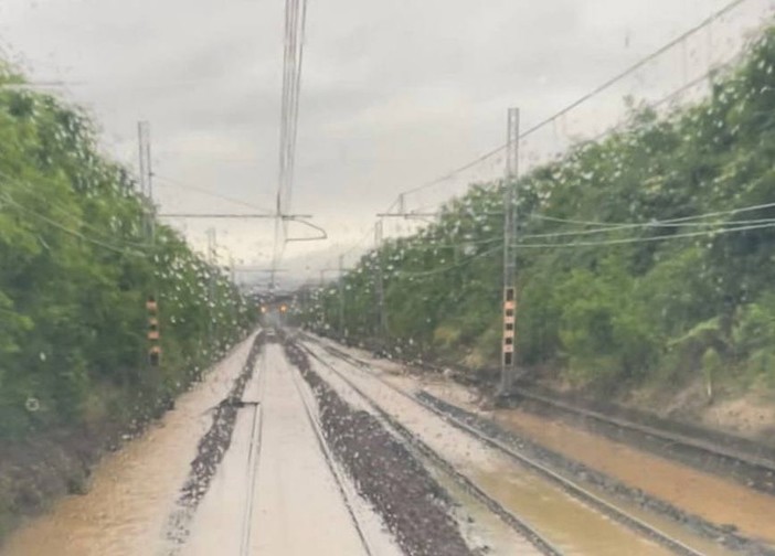 Maltempo in Piemonte, circolazione ferroviaria sospesa lungo la linea Torino-Savona