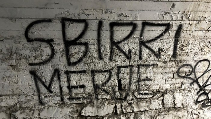 Vandalizzate con scritte denigratorie le pareti del sottopasso nei pressi dell’ex Ortofrutticola
