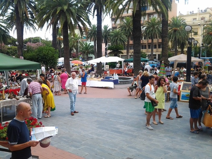 Mercatino dell'antiquariato a Laigueglia
