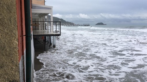 Nuova mareggiata ad Alassio: lunedì atteso Toti (FOTO)