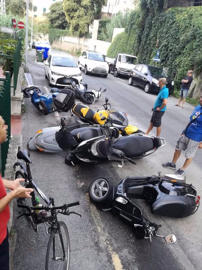 Savona, auto abbatte scooter parcheggiati e si dà alla fuga Savona, auto abbatte scooter parcheggiati e si dà alla fuga