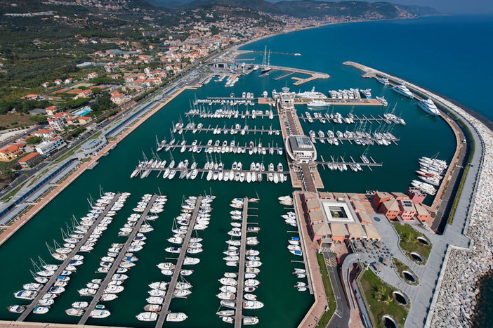 Allo Yacht Club Marina di Loano c'è “Sfilaleo”, la serata di beneficenza del Leo Club Loano Doria Allo Yacht Club Marina di Loano c'è “Sfilaleo”, la serata di beneficenza del Leo Club Loano Doria