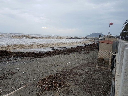 Mareggiata sulla costa savonese