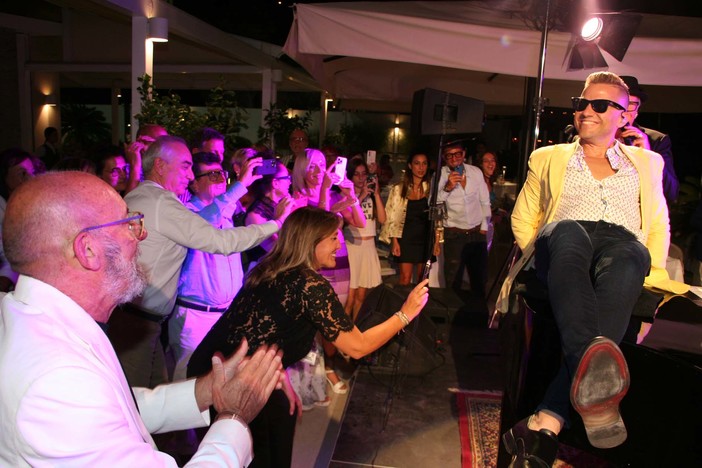 Il pianista Matthew Lee fa scatenare Alassio al suono dei suoi arrangiamenti rock, jazz e moderni Il pianista Matthew Lee fa scatenare Alassio al suono dei suoi arrangiamenti rock, jazz e moderni