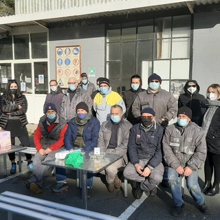 Ex Mondomarine a Savona, braccia incrociate dei lavoratori: “L’azienda ritiri i 13 licenziamenti, non possiamo pagare noi”