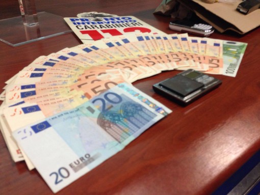Futura mamma nasconde droga e un'arma in casa: 720 grammi nella vasca per bambini, blitz dei Carabinieri di Albenga
