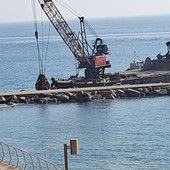 Celle, scatta il ripristino del molo di Punta Aspera: sistemati i massi Celle, scatta il ripristino del molo di Punta Aspera: sistemati i massi