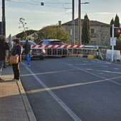Auto bloccate tra le sbarre del passaggio a livello a Loano, il sindaco Lettieri: "Necessario lo spostamento a monte della ferrovia" Auto bloccate tra le sbarre del passaggio a livello a Loano, il sindaco Lettieri: "Necessario lo spostamento a monte della ferrovia"