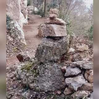 Un menhir segnaletico sui sentieri del finalese Un menhir segnaletico sui sentieri del finalese