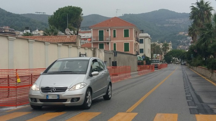 Laigueglia elimina le barriere architettoniche: iniziati i lavori per un nuovo marciapiede a ponente della cittadina Laigueglia elimina le barriere architettoniche: iniziati i lavori per un nuovo marciapiede a ponente della cittadina