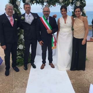Un romantico "sì" sotto la pioggia: primo matrimonio civile nella nuova piazza Pelagos di Borghetto
