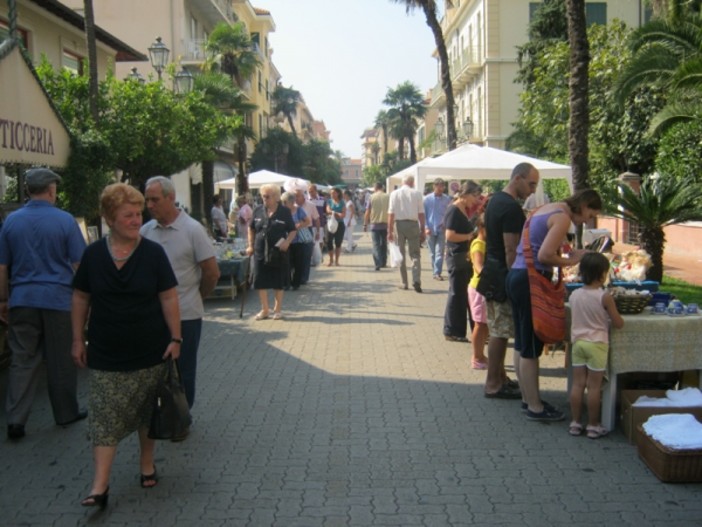 Domani mercato dell'antiquariato a Varazze