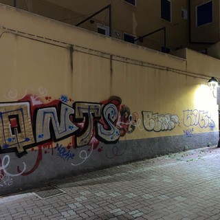 Albenga, muri imbrattati in via Cascione, Pallaro (Cittadini stanchi): “Spiace vedere parti della città deturpata”