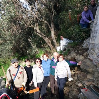 I volontari del Monte di Finalpia ripuliscono l'edicola votiva della Madonna (FOTO)