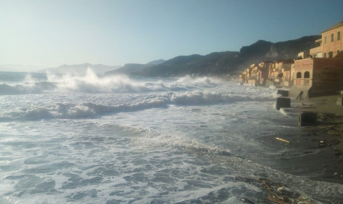 Varigotti, fogne ok entro Pasqua ma la Giunta guarda oltre. Guzzi: "Allo studio un intervento strutturale a difesa dell'arenile"