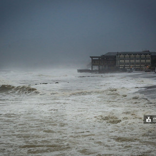 Maltempo, nelle prossime ore previste forti mareggiate (FOTO)