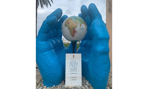 Le mani della "Mammona" per dire grazie a chi ha lottato contro il Covid. A Finale scoppia la polemica Le mani della "Mammona" per dire grazie a chi ha lottato contro il Covid. A Finale scoppia la polemica