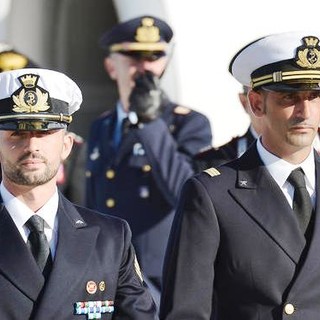 A Cisano sul Neva, leone di San Marco e fiocco giallo per i due Marò
