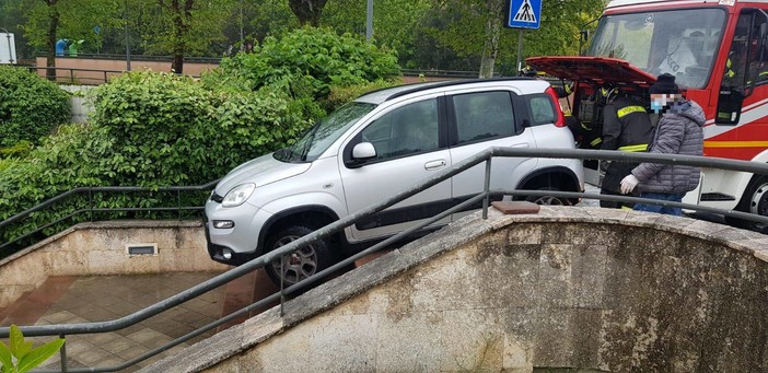 Savona, perde il controllo dell'auto e rimane incastrato nelle scalinate di fronte all'Ipercoop Savona, perde il controllo dell'auto e rimane incastrato nelle scalinate di fronte all'Ipercoop