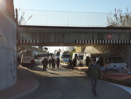 Albenga, mercato sul Lungocenta. Ciangherotti: "Molti ambulanti rischiano di dover riportare la lincenza in Comune" Albenga, mercato sul Lungocenta. Ciangherotti: "Molti ambulanti rischiano di dover riportare la lincenza in Comune"
