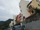 Albenga, parcheggio selvaggio in via Ilaria: i residenti protestano e chiedono più controlli
