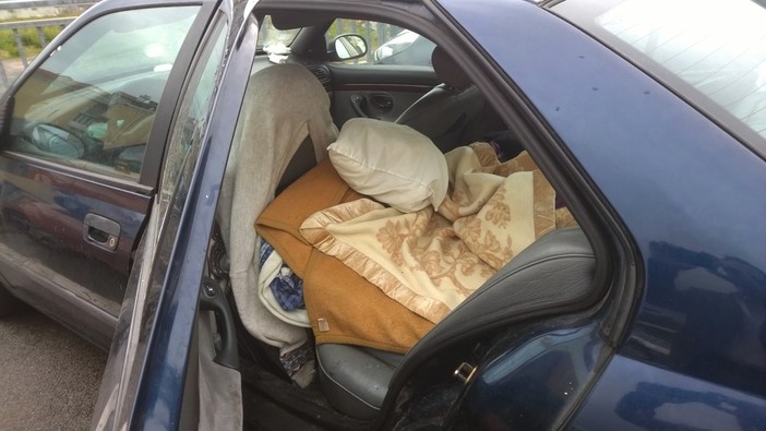 Varazze: Mario continua a dormire in una macchina, l'appello alle istituzioni