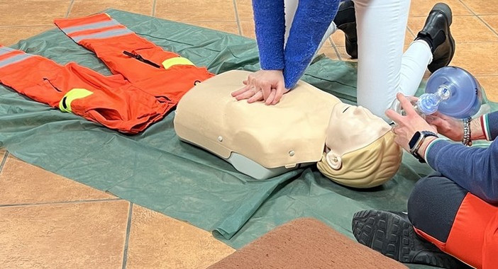 A Finale Ligure “Salva un cuore”: una giornata per imparare le manovre salvavita e scoprire la storia della defibrillazione