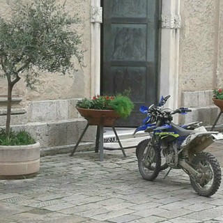 Finalborgo: motociclette "abusive" sul sagrato della chiesa