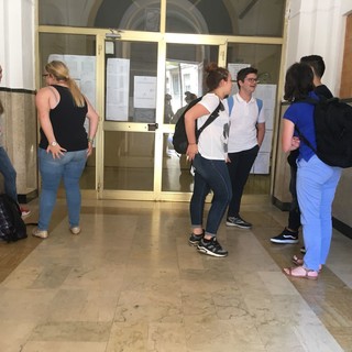 Savona, i primi studenti dopo il tema della maturità, la creatività e la solitudine i più gettonati (VIDEOinterviste)