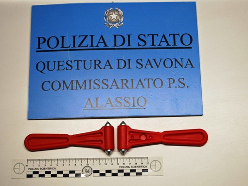 Spaccano il vetro di una macchina con due martelletti frangi vetro, denunciati due marocchini di Torino Spaccano il vetro di una macchina con due martelletti frangi vetro, denunciati due marocchini di Torino
