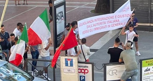 Pestato ad Alassio, la comunità marocchina radunata ad Albenga: “Chiediamo integrazione e giustizia”