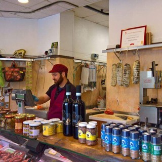 Chiude la storica macelleria di Vadino d’Albenga, il titolare: "Mi trasferisco in Scozia"