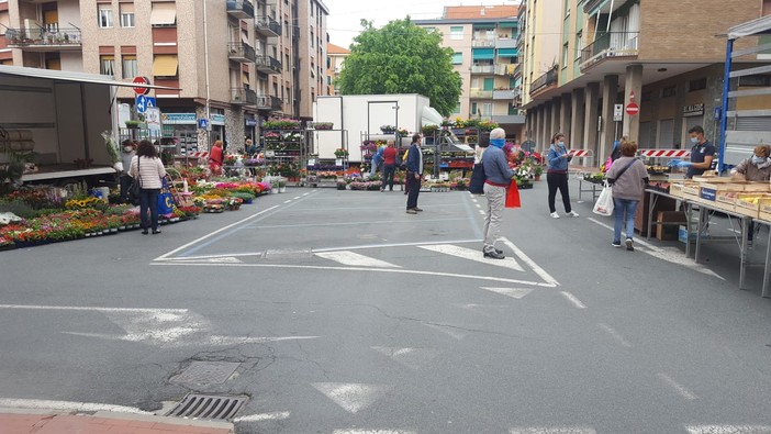 Albisola, riparte il mercato del mercoledì tra le distanze di sicurezza e l'obbligo della mascherina
