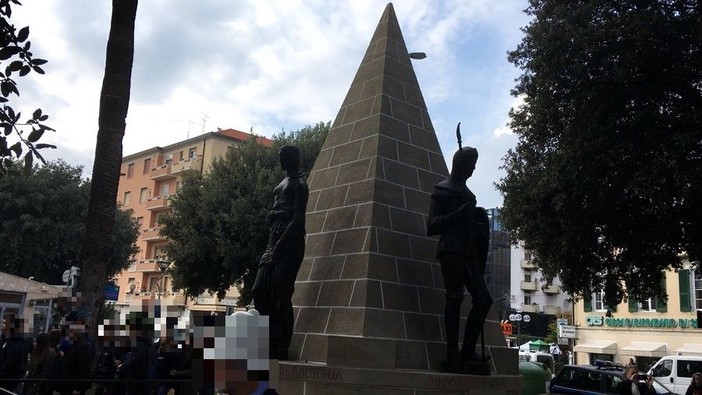 Vado Ligure ricorda la memoria delle vittime della tragedia di Genova con un minuto di raccoglimento Vado Ligure ricorda la memoria delle vittime della tragedia di Genova con un minuto di raccoglimento