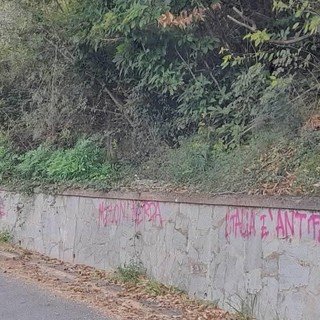 Stella, imbrattati i muri con frasi contro Meloni, Tajani e Netanyahu