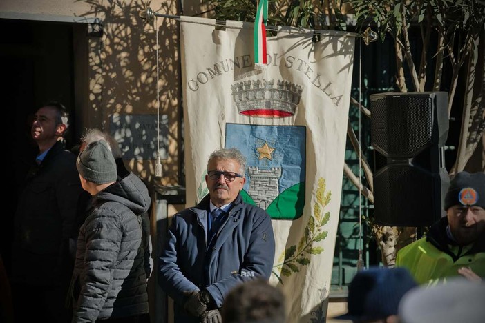 Saluto fascista a Stella, il vicesindaco Donati si dimette: "Gesto assolutamente deplorevole in un contesto scherzoso, chi mi conosce sa che è lontano dalle mie ideologie politiche" Saluto fascista a Stella, il vicesindaco Donati si dimette: "Gesto assolutamente deplorevole in un contesto scherzoso, chi mi conosce sa che è lontano dalle mie ideologie politiche"