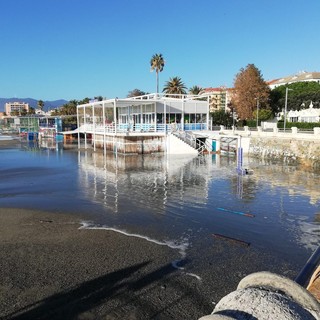 Mareggiata a Savona, chiuso l'accesso alla spiaggia di piazzale eroe dei Due Mondi Mareggiata a Savona, chiuso l'accesso alla spiaggia di piazzale eroe dei Due Mondi