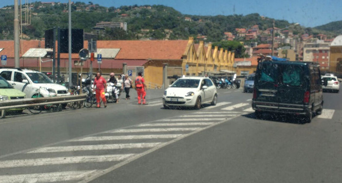 Il forte vento fa scempio di ciclomotori nel parcheggio ex-Piaggio di Finale Ligure