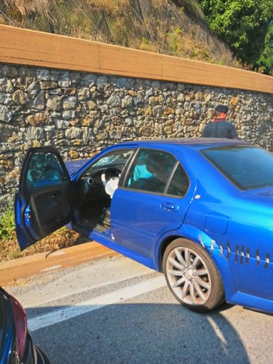 Altare, perde il controllo della macchina e va a sbattere contro un muro: tre feriti