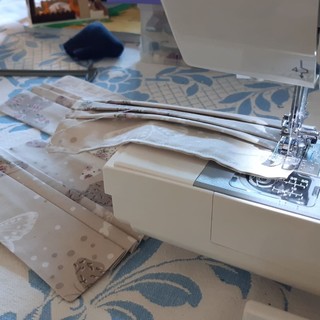 Cotone, filo elastico, mani abili e buona volontà: la Confraternita di Cantalupo a Varazze dona 100 mascherine all'ospedale San Paolo Cotone, filo elastico, mani abili e buona volontà: la Confraternita di Cantalupo a Varazze dona 100 mascherine all'ospedale San Paolo