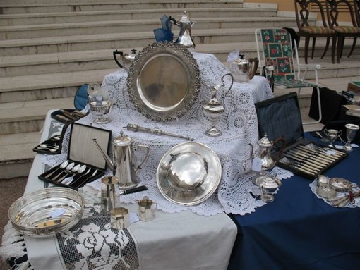 Loano: domenica mercatino di antichità e collezionismo Loano: domenica mercatino di antichità e collezionismo