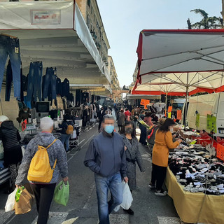 Il mercato del lunedì di Savona (immagine di repertorio)