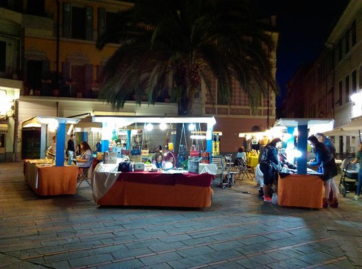 Loano, in piazza Massena il “Mercatino dell'Artigianato”