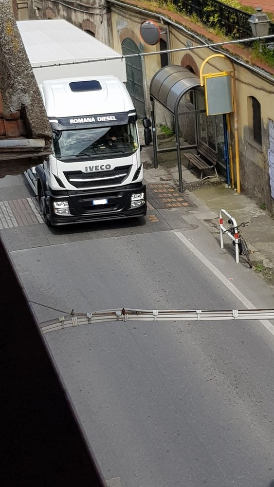 Bastia d'Albenga, un lettore: "I tir percorrono la strettoia nonostante il divieto di transito ai mezzi pesanti"