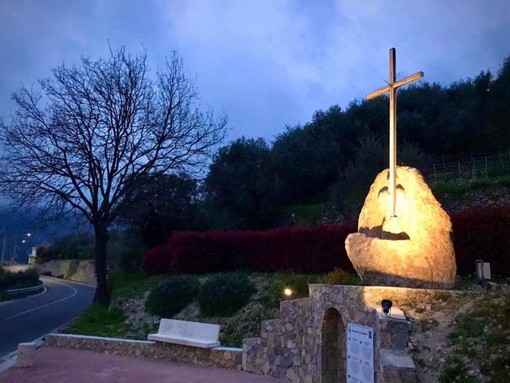 Tovo, il monumento al 'Cristezzante' è finalmente illuminato: conclusa la riqualificazione dell'area