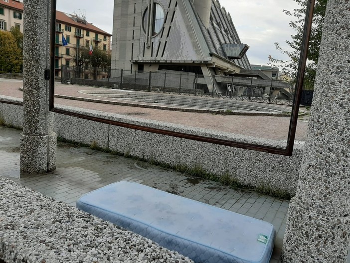 Materasso abbandonato "giace" a due passi dal Palazzo di Giustizia