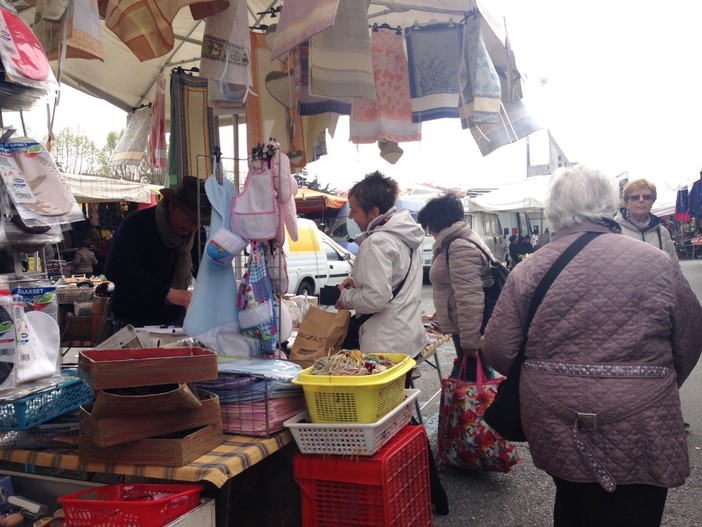 Savona: accordo tra ambulanti e amministrazione per una giornata di mercato, soddisfazione per il Pd