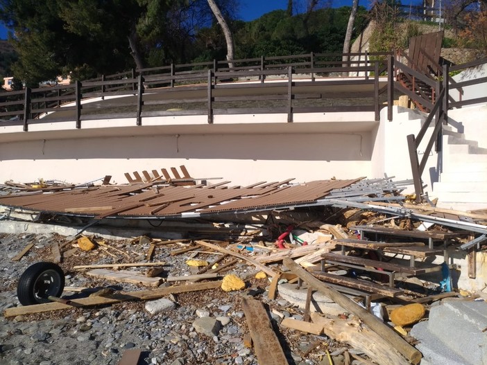 Alassio, la polizia multa uno stabilimento balneare per la spiaggia sporca