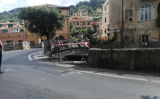 Finalborgo, camion abbatte muretto di protezione del ponte sul torrente Aquila