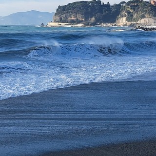 Padre e figlia rischiano di annegare a Laigueglia: travolti dalle onde